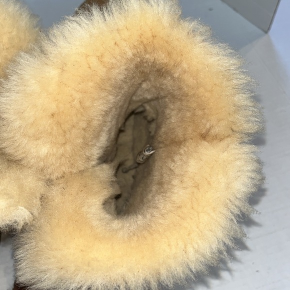 UGG Australia-8-chestnut brown classic comfy Cozy Sheepskin Boots button detail - Picture 13 of 15